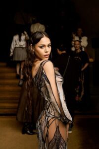 DANNA DESLUMBRA EN PARÍS COMO INVITADA EN EL DESFILE DE IRIS VAN HERPEN