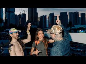 Farruko y Greeicy y Steve Aoki – YAPAQUE
