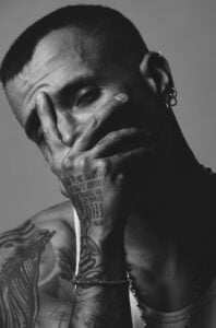 MIKE BAHÍA CELEBRA A LAS MADRES DE TODO EL MUNDO CON SU NUEVA Y POTENTE CANCIÓN “AMOR SINCERO”