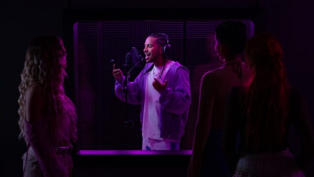 Daddy Yankee Y Tainy Estan Listos Para La Serie De Netflix &Quot;Neon&Quot; 1 Neon Escenas
