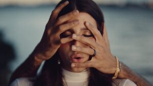 Zhamira Zambrano Ft. Jay Wheeler – Extrañándote (Video Oficial)
