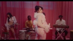 KALI UCHIS PRESENTA VIDEO DE “IGUAL QUE UN ÁNGEL” CON PESO PLUMA