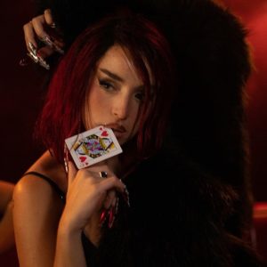 LOLA INDIGO PRESENTA LA REINA