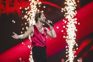 65.000 Personas bailan en La Última Flecha de Manuel Carrasco
