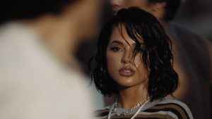 Becky G – Cómo Diablos (Video + Lyrics)
