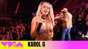 Karol G baila con Taylor Swift en los VMAs 2024