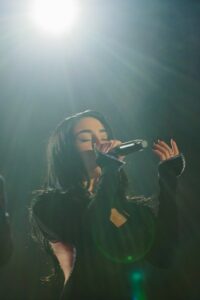 Nicki Nicole deslumbra con show sinfónico frente a 250 mil asistentes